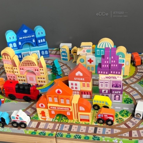 Деревянная железная дорога и конструктор для малышей «Город Монтессори» в чемодане | Электропоезд, машинки и дома фото 8