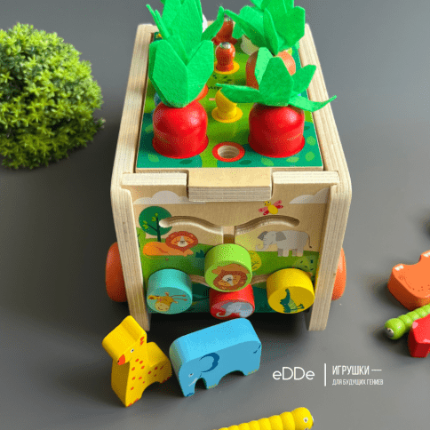 Развивающая деревянная многофункциональная игрушка для малышей "БизиБорд Машинка" фото 2